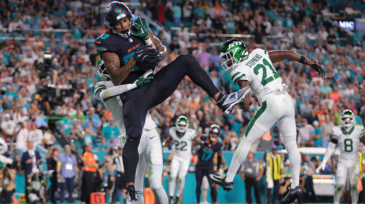 Miami Dolphins tight end Darren Waller (83) makes a touchdown catch against New York Jets cornerback Brandon Stephens (21) during the first half at Hard Rock Stadium.