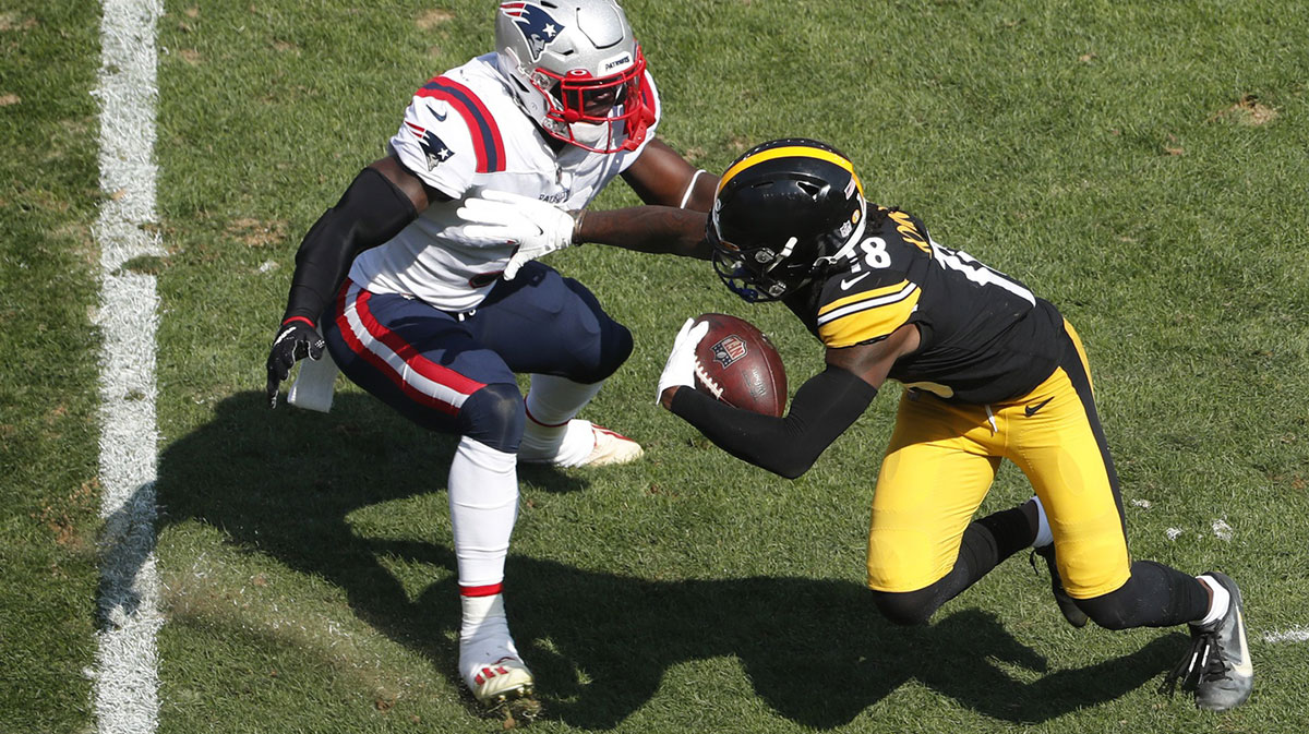 Pittsburgh Steelers wide receiver Diontae Johnson (18) runs after a catch against New England Patriots safety Jabrill Peppers (3) during the third quarter at Acrisure Stadium. The Patriots won 17-14.