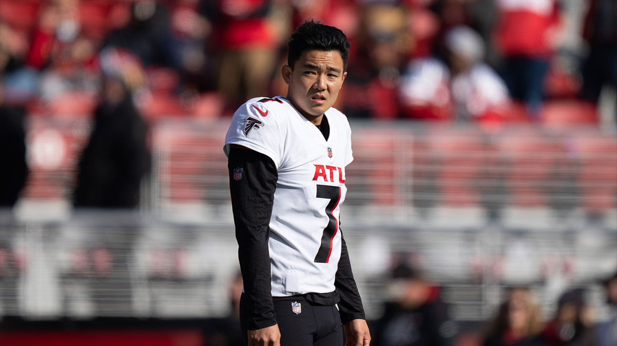 Atlanta Falcons kicker Younghoe Koo (7) before the game against the San Francisco 49ers at Levi's Stadium.
