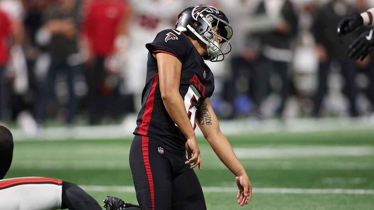 Atlanta Falcons place kicker Younghoe Koo (6) reacts after missing a field goal against the Tampa Bay Buccaneers during the fourth quarter at Mercedes-Benz Stadium.