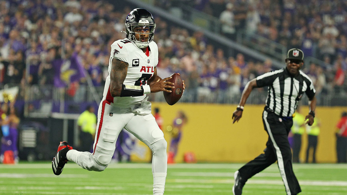 Atlanta Falcons quarterback Michael Penix Jr. (9) looks to make a pass during the first half against the Minnesota Vikings at U.S. Bank Stadium.