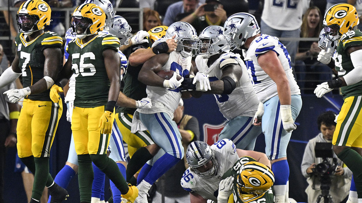Dallas Cowboys running back Javonte Williams (33) scores a touchdown against the Green Bay Packers in the fourth quarter at AT&T Stadium.