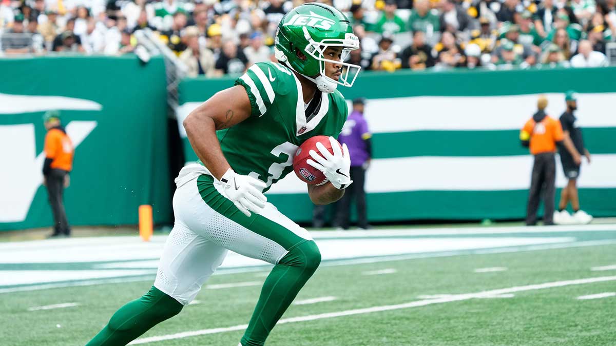 New York Jets wide receiver Xavier Gipson (3) runs after catching the punt, Sunday, September 7, 2025, in East Rutherford.