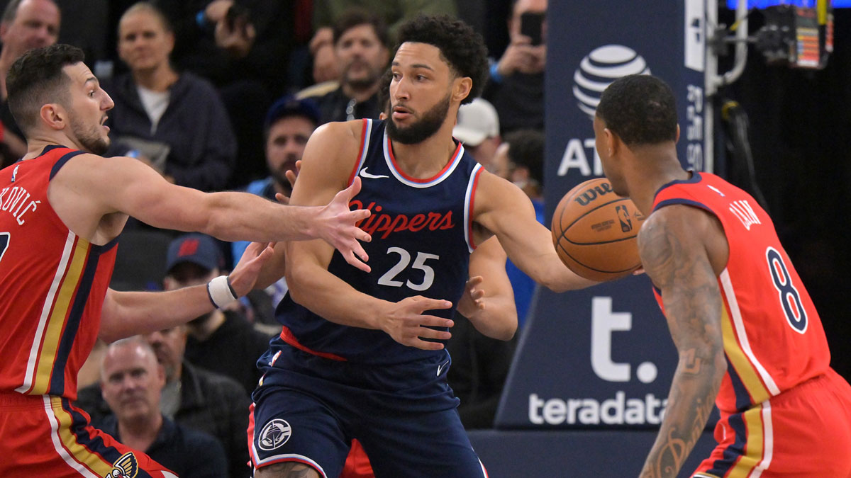 Los Angeles Clippers guard Ben Simmons (25) looks to pass as he is defended by New Orleans Pelicans center Karlo Matkovic (17) and forward Jamal Cain (8) in the first half at Intuit Dome.