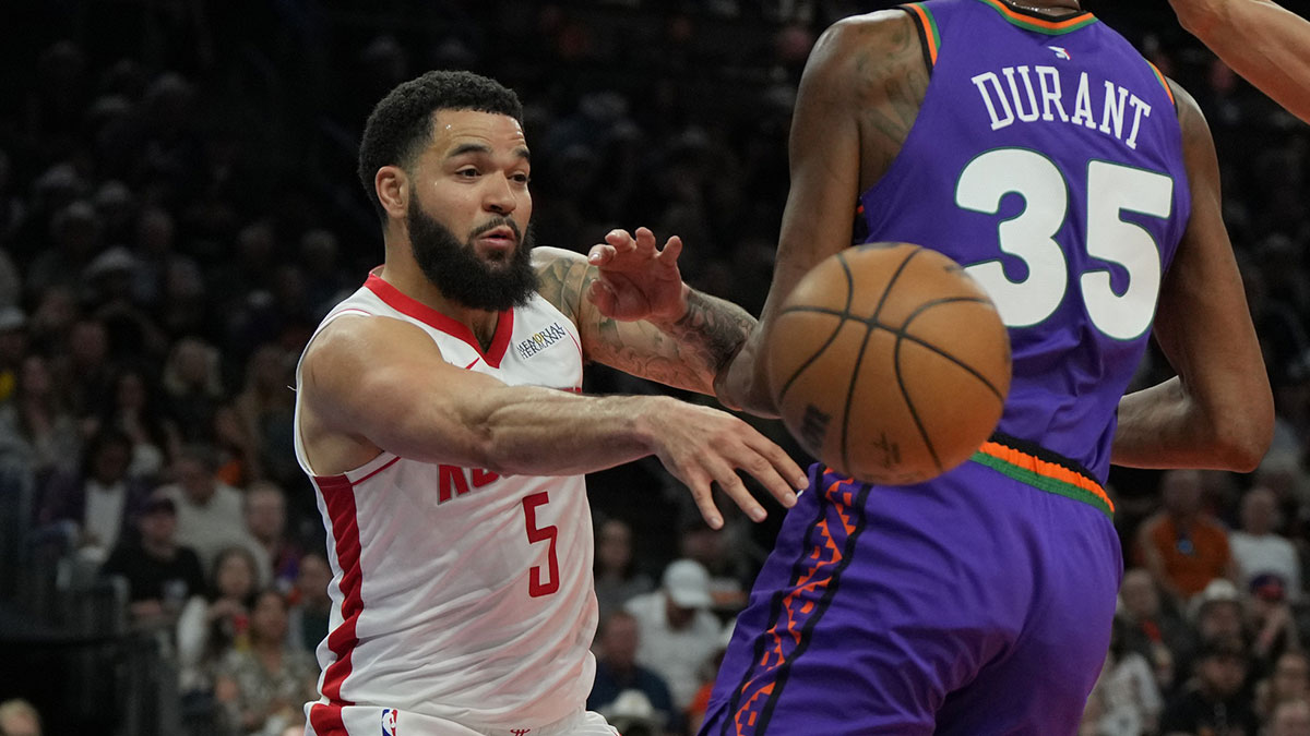 Houston Rockets guard Fred VanVleet (5) makes the pass around Phoenix Suns forward Kevin Durant (35) in the first half at Footprint Center.