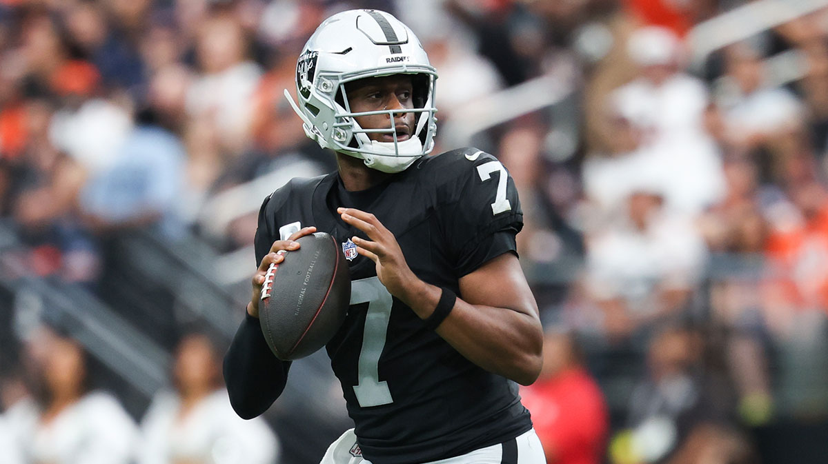 Las Vegas Raiders quarterback Geno Smith (7) prepares to throw the ball during the first quarter against the Chicago Bears at Allegiant Stadium.
