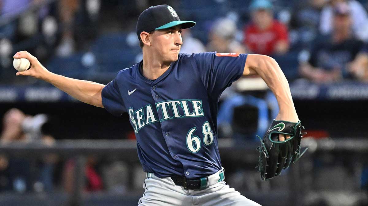 Seattle Mariners starting pitcher George Kirby (27) throws a pitch in the first inning against the Tampa Bay Rays