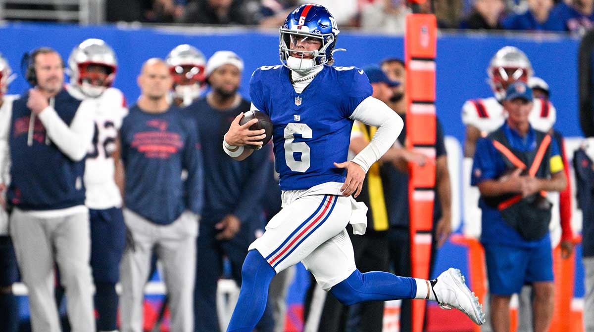 New York Giants quarterback Jaxson Dart (6) runs with the ball during the first quarter against the New England Patriots at MetLife Stadium.