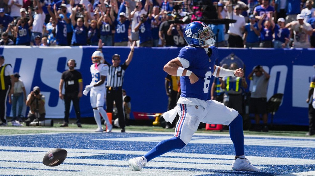 New York Giants quarterback Jaxson Dart (6) celebrates after scoring a touchdown during a game against the Los Angeles Chargers at MetLife Stadium, Sep 28, 2025, East Rutherford, NJ, USA.
