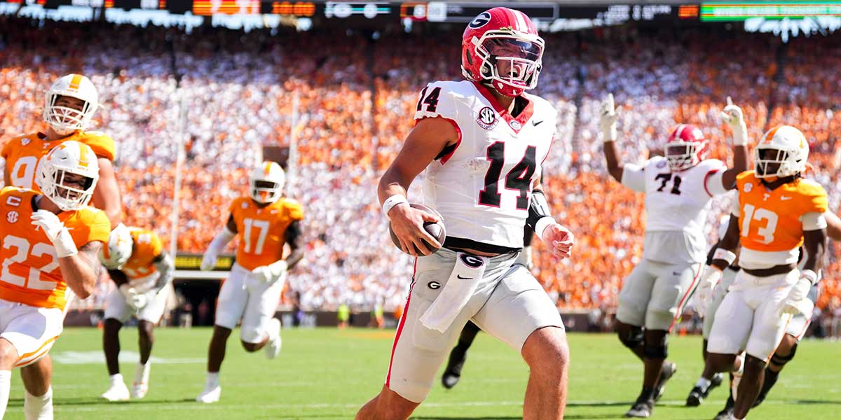 Georgia quarterback Gunner Stockton (14) runs into the end zone for a touchdown during a college football game between Tennessee and Georgia at Neyland Stadium in Knoxville, Tenn.