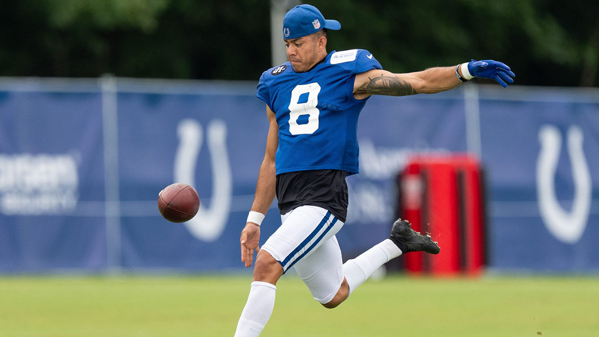Indianapolis Colts punter Rigoberto Sanchez (8) kicks the ball.