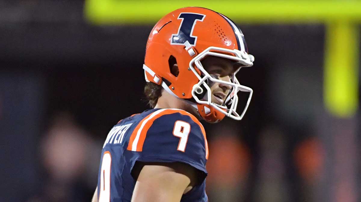 Illinois Fighting Illini quarterback Luke Altmyer (9) during an NCAA game against the Western Illinois Leathernecks at Memorial Stadium.