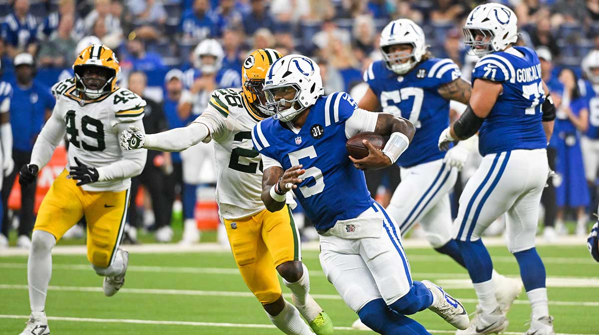 Indianapolis Colts quarterback Anthony Richardson Sr. (5) runs the ball against Green Bay Packers linebacker Isaiah Simmons (28) during the first half at Lucas Oil Stadium.
