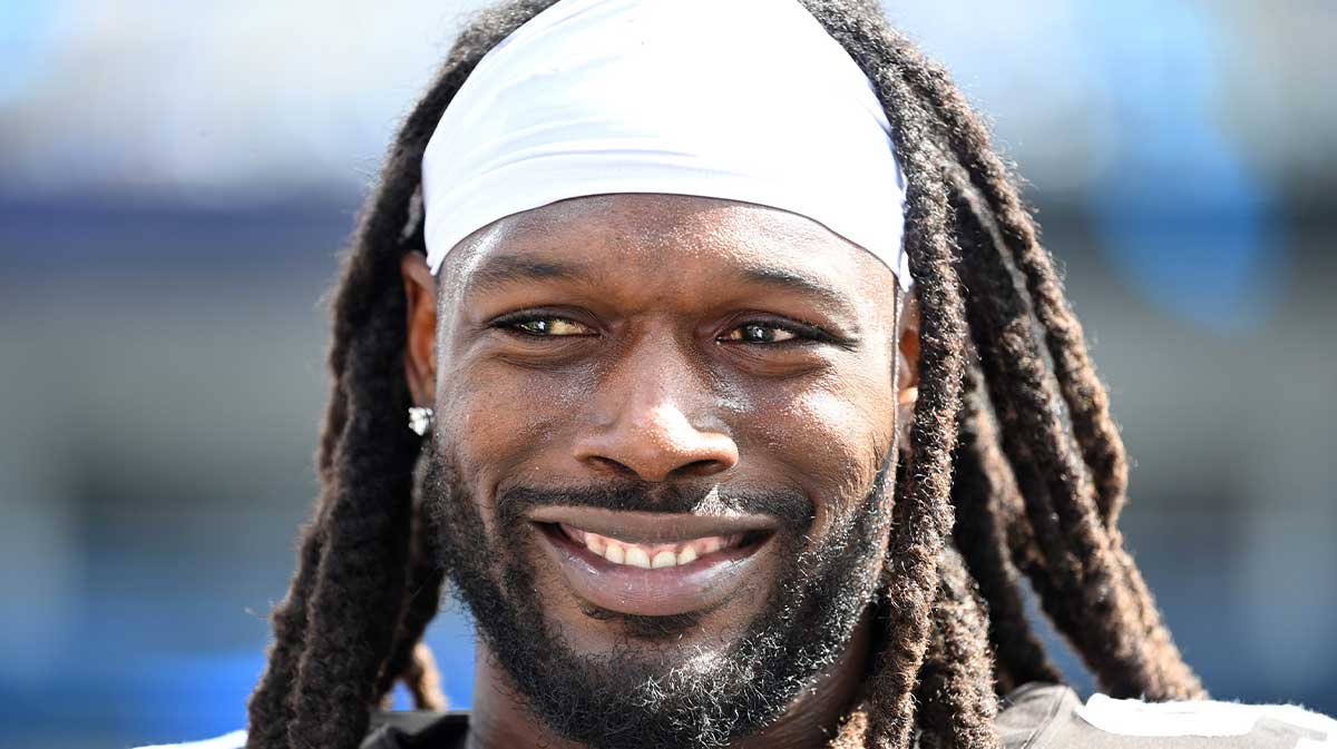 Cleveland Browns defensive end Jadeveon Clowney (90) on the sidelines in the third quarter at Bank of America Stadium.
