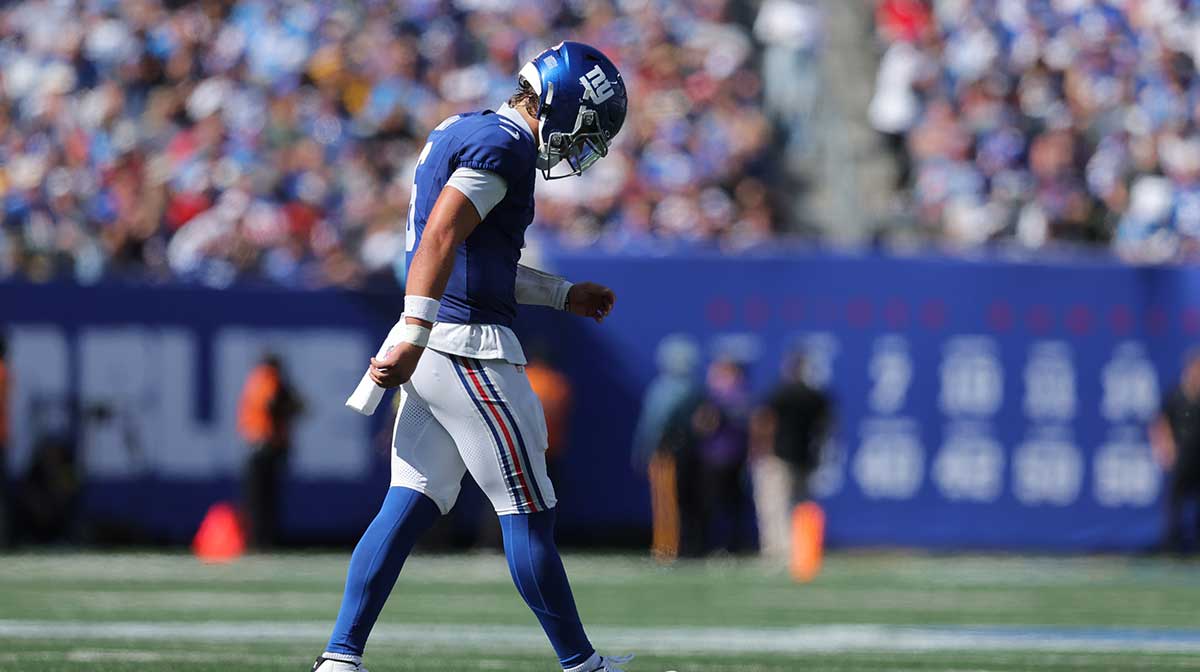 Giants’ Jaxson Dart grabbing at hamstring right after Malik Nabers injury