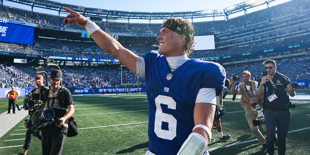 New York Giants quarterback Jaxson Dart (6) points after defeating the Los Angeles Chargers at MetLife Stadium, Sep 28, 2025, East Rutherford, NJ, USA.