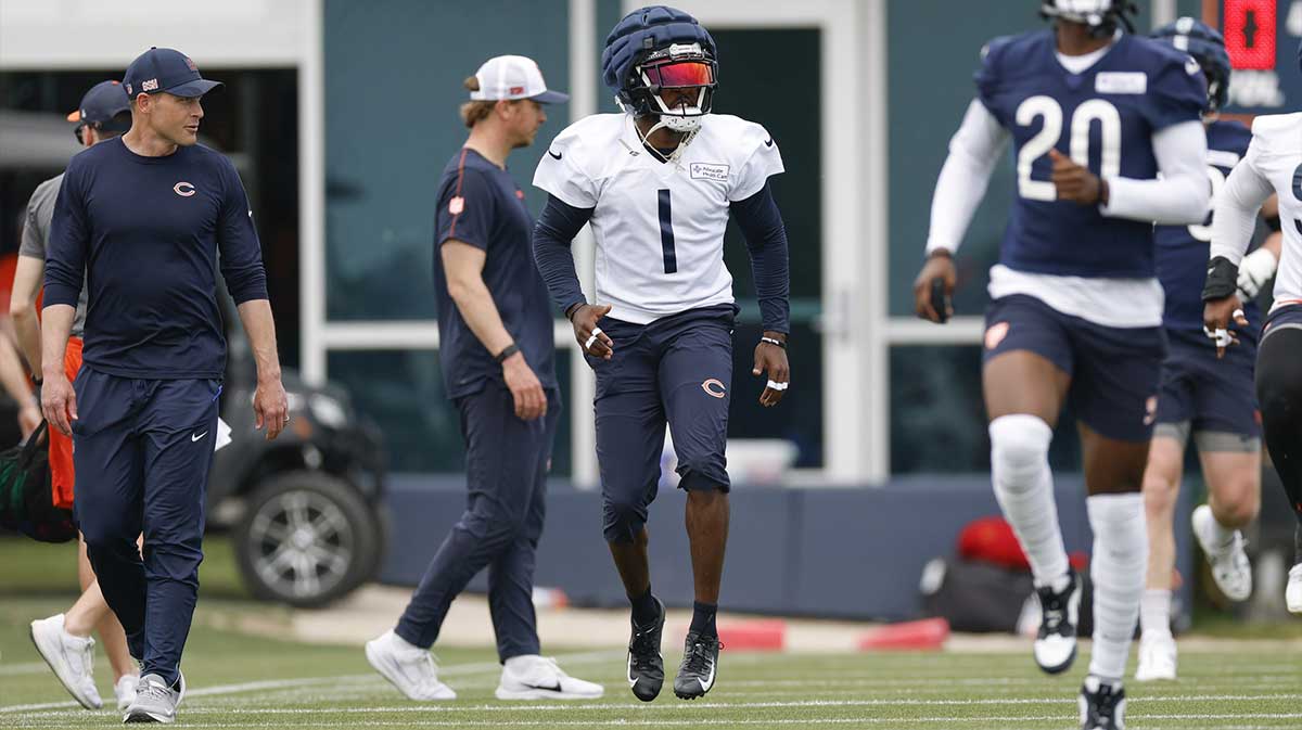 Chicago Bears cornerback Jaylon Johnson (1) warms up during minicamp