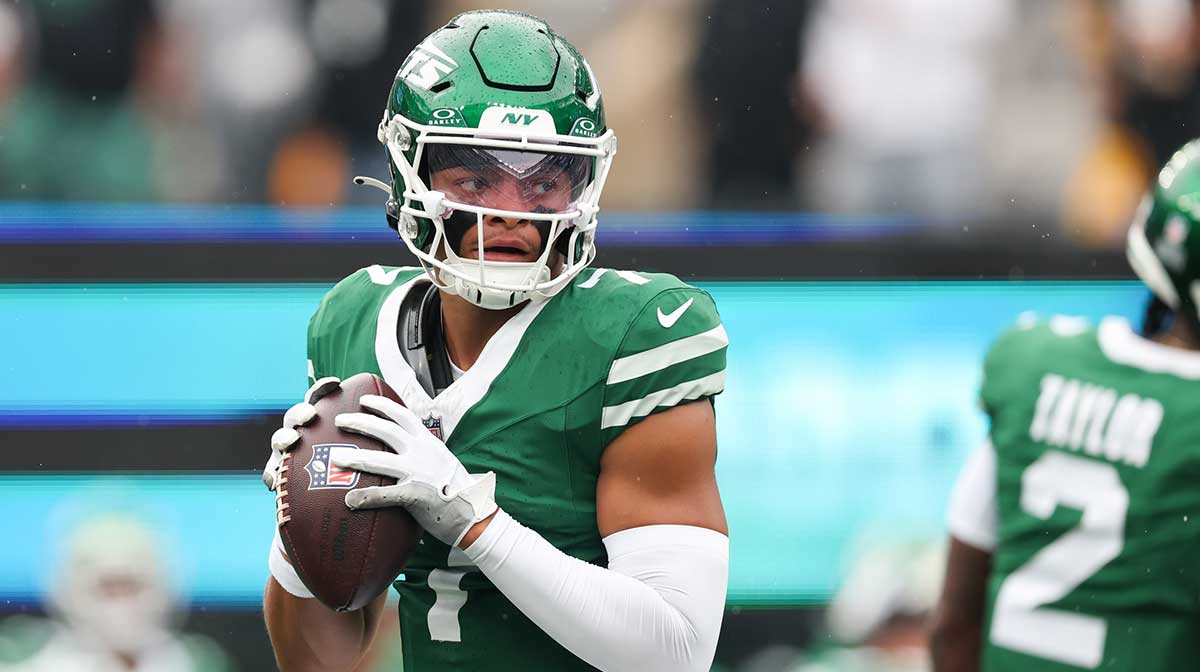 New York Jets quarterback Justin Fields (7) warms up before the game against the Pittsburgh Steelers at MetLife Stadium.