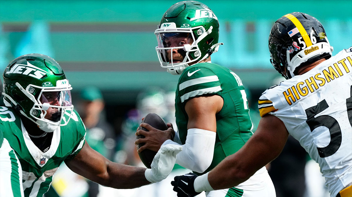 New York Jets quarterback Justin Fields (7) looks for an open teammate, Sunday, September 7, 2025, in East Rutherford © Kevin R. Wexler-NorthJersey.com / USA TODAY NETWORK via Imagn Images