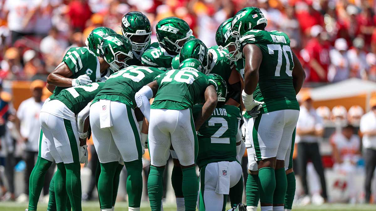 New York Jets quarterback Tyrod Taylor (2) leads a huddle against the Tampa Bay Buccaneers in the second quarter at Raymond James Stadium.