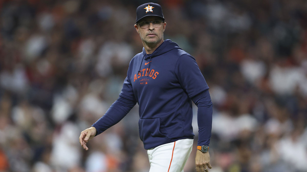 Houston Astros manager Joe Espada (19) walks to the dugout after a pitching change during the seventh inning against the Los Angeles Angels at Daikin Park.