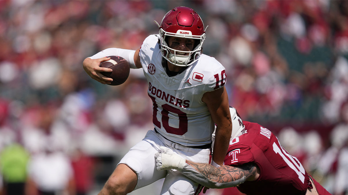 Oklahoma Sooners quarterback John Mateer (10) rushes against Temple Owls linebacker Ty Davis (10) in the first half at Lincoln Financial Field. Mandatory Credit: Kyle Ross-Imagn Images