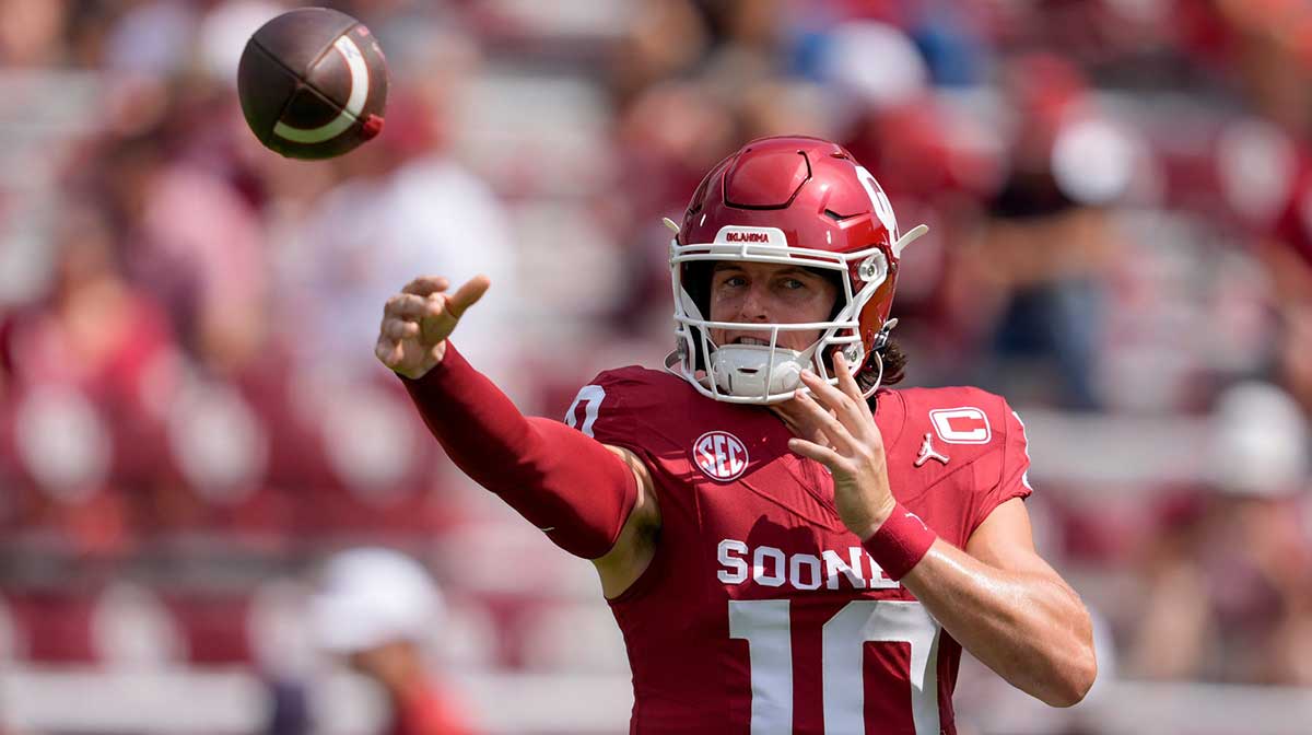 Oklahoma Sooners quarterback John Mateer (10) warms up before a college football game between the University of Oklahoma Sooners (OU) and the Auburn Tigers at Gaylord Family Ð Oklahoma Memorial Stadium in Norman, Okla., Saturday, Sept. 20, 2025.