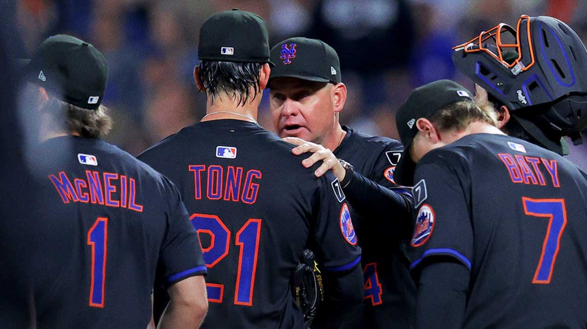 New York Mets manager Carlos Mendoza (64) takes starting pitcher Jonah Tong (21) out of the game against the Texas Rangers during a pitching change during the first inning at Citi Field.