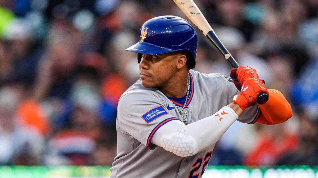 New York Mets right fielder Juan Soto (22) bats against Detroit Tigers during the fourth inning at Comerica Park in Detroit on Tuesday, September 2, 2025.
