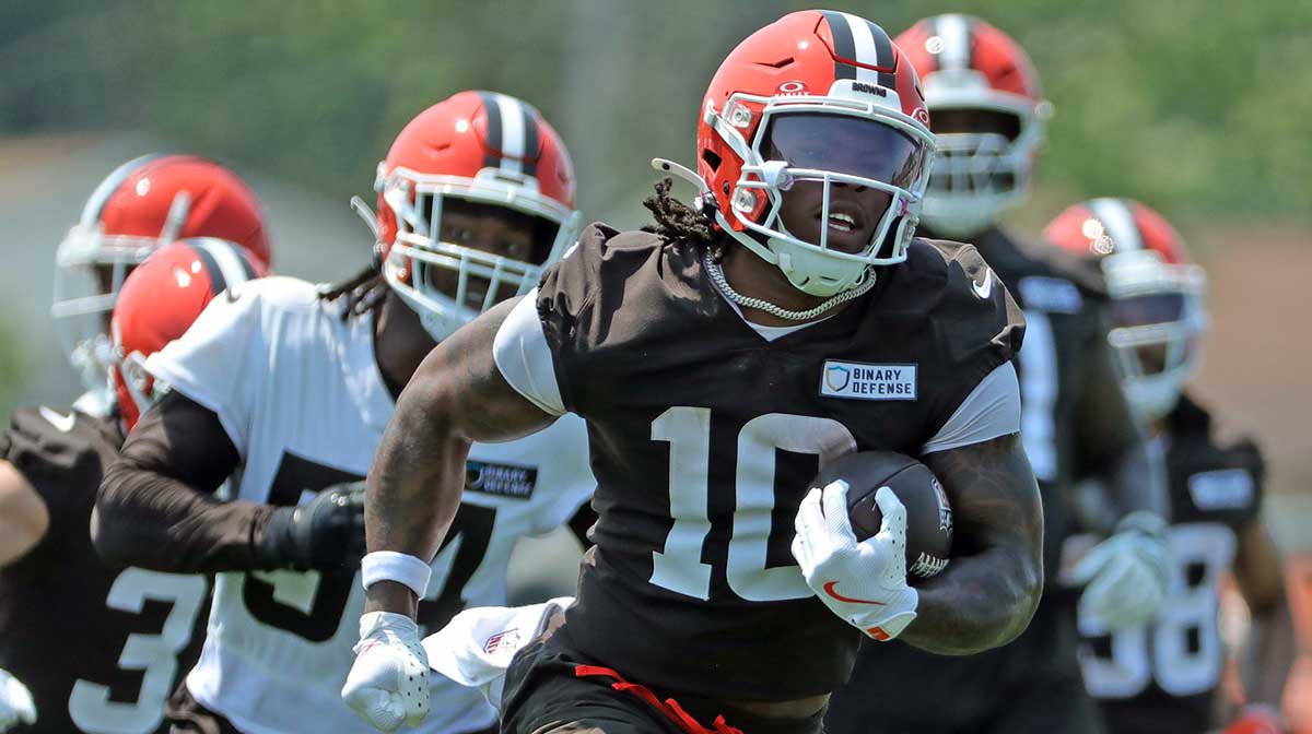 Cleveland Browns running back Quinshon Judkins (10) runs for yards during practice at NFL minicamp, Wednesday, June 11, 2025, in Berea, Ohio.