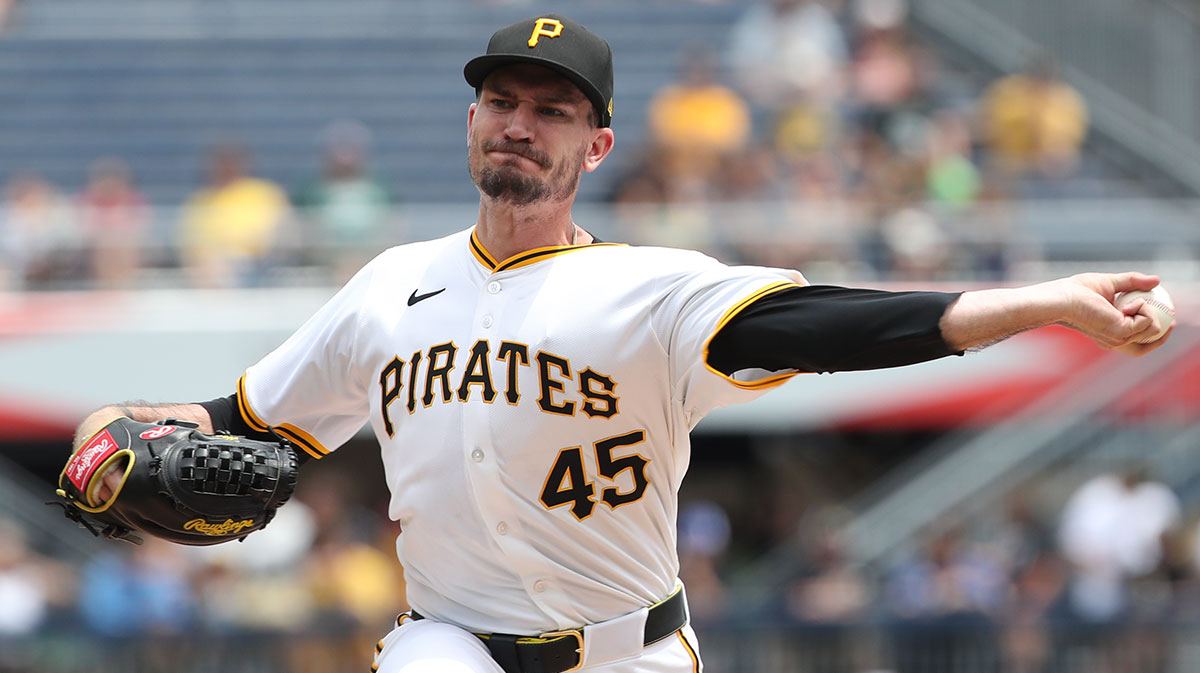 Pittsburgh Pirates starting pitcher Andrew Heaney (45) delivers a pitch against the Chicago White Sox during the first inning at PNC Park. Mandatory Credit: Charles LeClaire-Imagn Images
