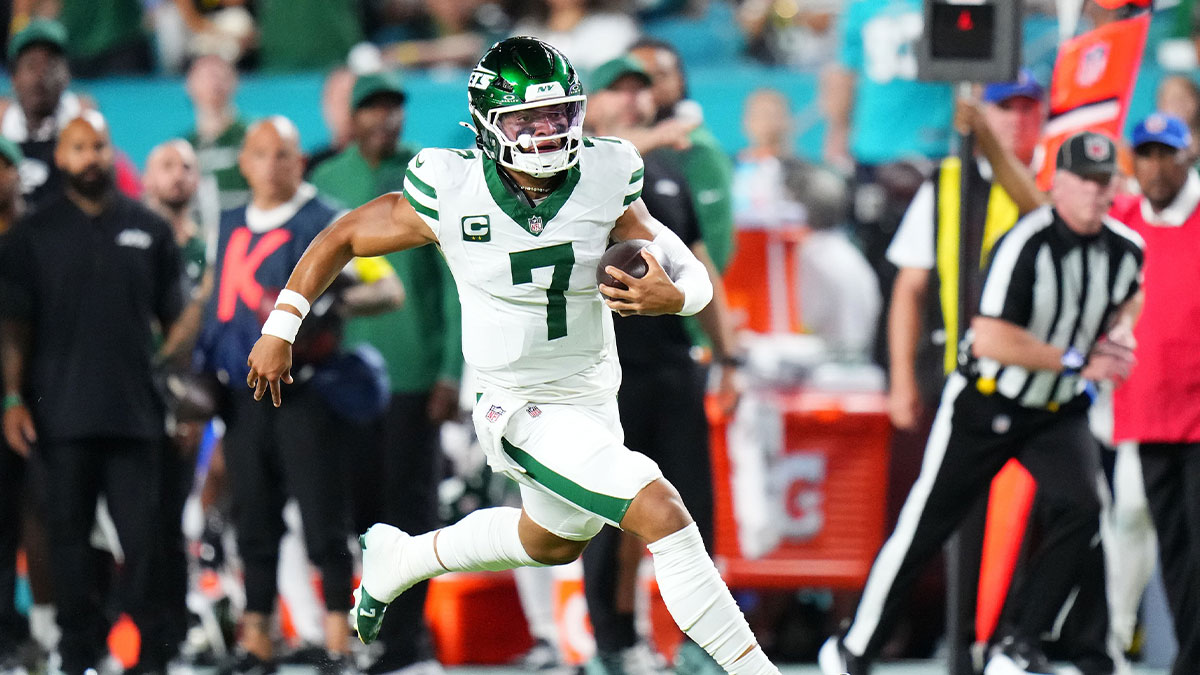 New York Jets quarterback Justin Fields (7) rushes the ball against the Miami Dolphins during the first half at Hard Rock Stadium.