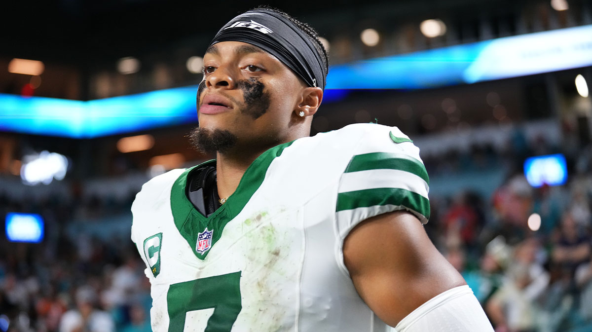 New York Jets quarterback Justin Fields (7) takes the field to start the second half at Hard Rock Stadium.