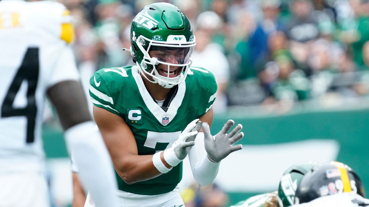 New York Jets quarterback Justin Fields (7) calls a play in the first quarter, Sunday, September 7, 2025, in East Rutherford.