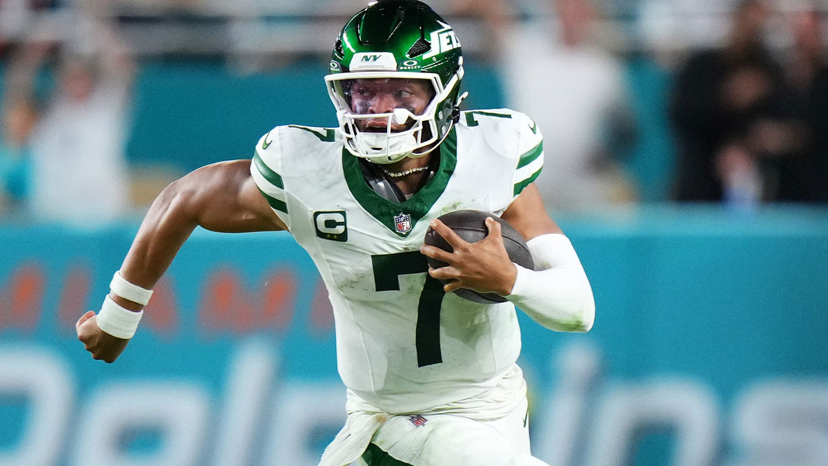 New York Jets quarterback Justin Fields (7) rushes the ball against the Miami Dolphins during the second half at Hard Rock Stadium.