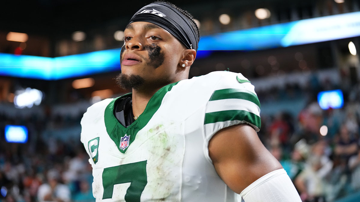 New York Jets quarterback Justin Fields (7) takes the field to start the second half at Hard Rock Stadium.