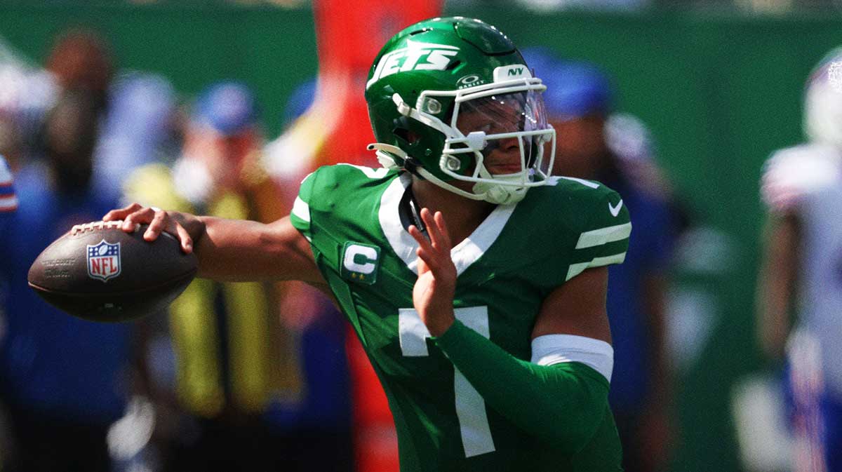 New York Jets quarterback Justin Fields (7) drops back to pass against the Buffalo Bills during the first half at MetLife Stadium.