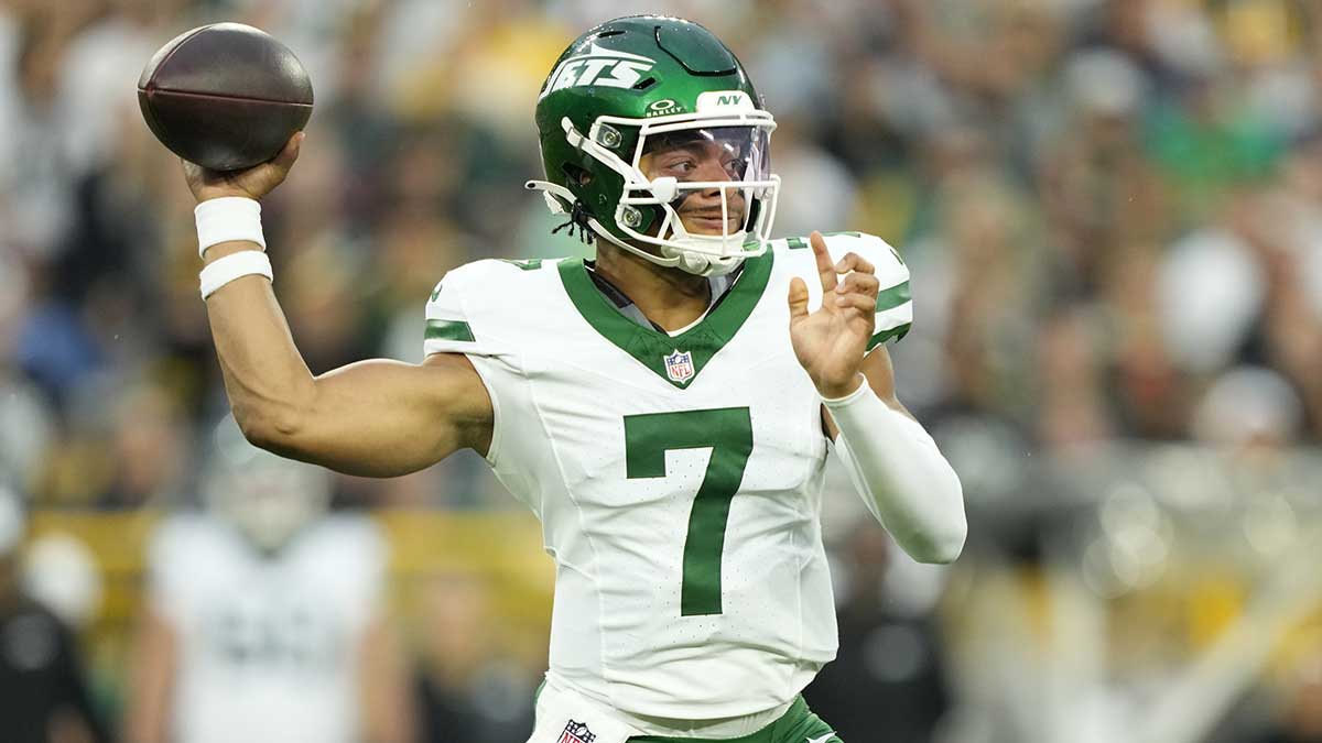 New York Jets quarterback Justin Fields (7) throws a pass during the first quarter against the Green Bay Packers at Lambeau Field.