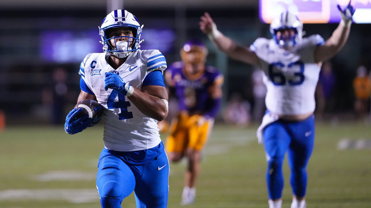 Brigham Young Cougars running back LJ Martin (4) runs for a touchdown against the East Carolina Pirates during the second half at Dowdy-Ficklen Stadium. 