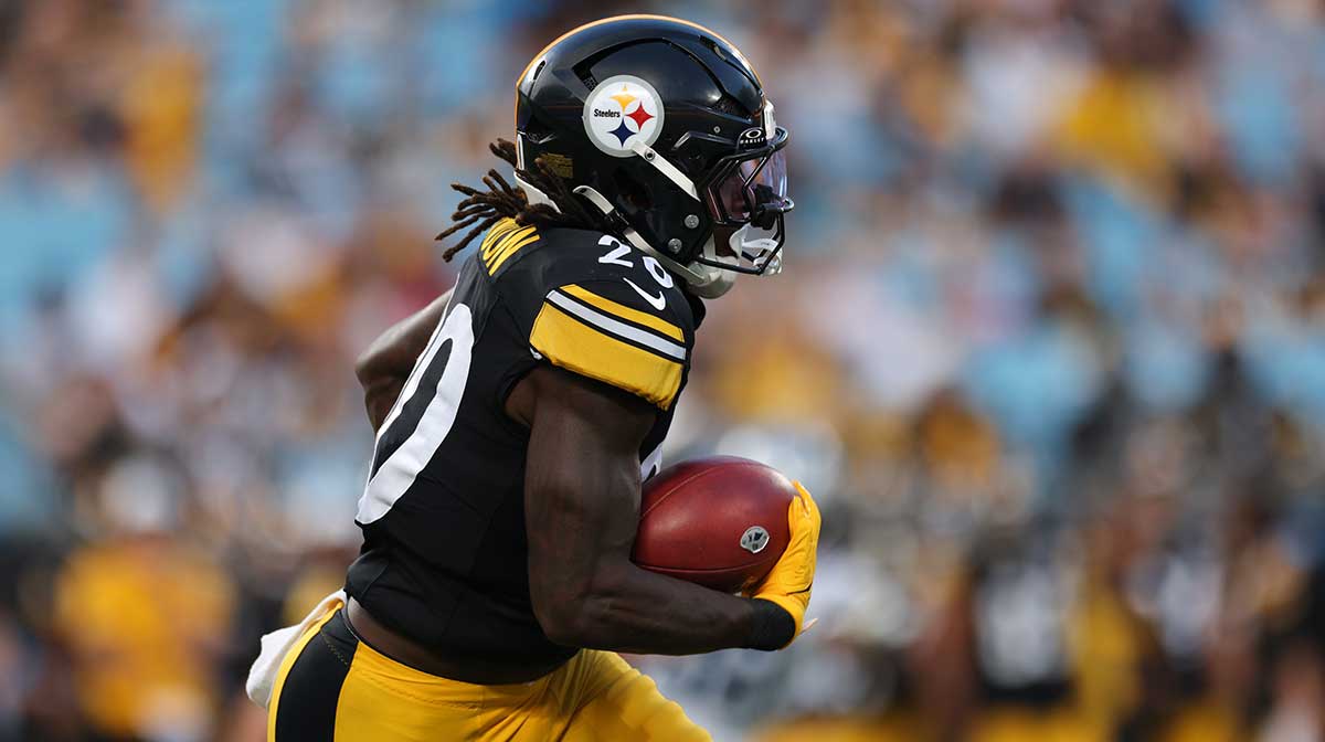 Pittsburgh Steelers running back Kaleb Johnson (20) runs the ball during the 1st quarter against the Carolina Panthers at Bank of America Stadium.