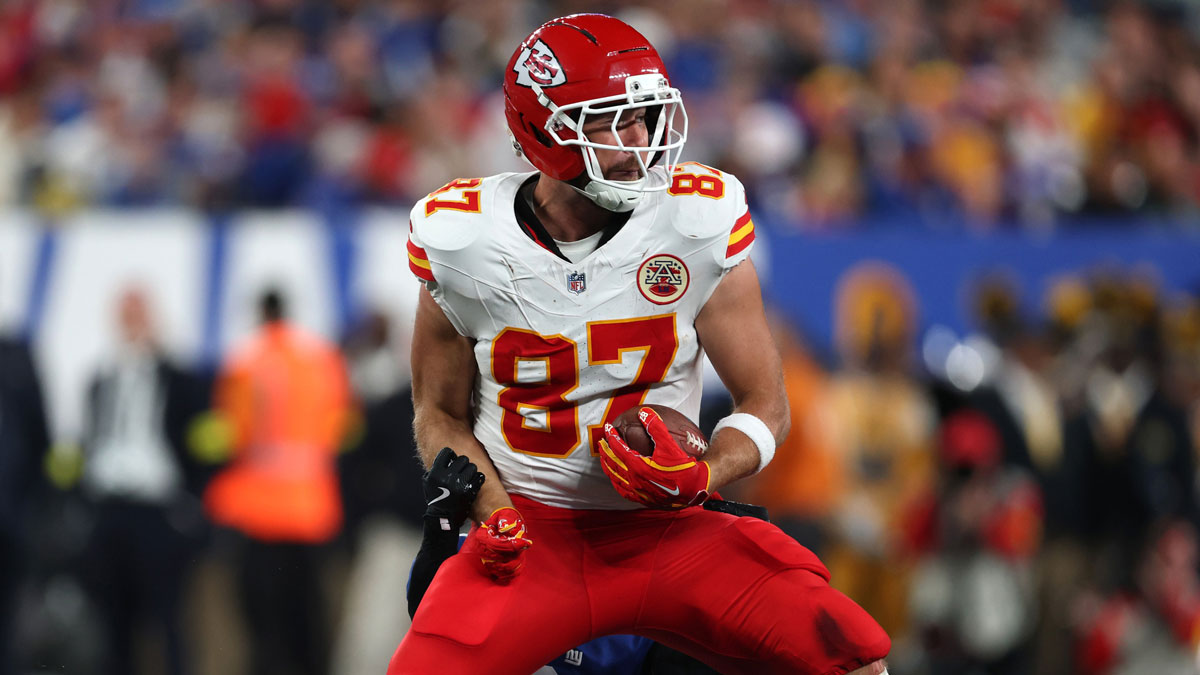 Sep 21, 2025; East Rutherford, New Jersey, USA; Kansas City Chiefs tight end Travis Kelce (87) runs against New York Giants cornerback Cordale Flott (28) in the second quarter at MetLife Stadium. Mandatory Credit: Vincent Carchietta-Imagn Images