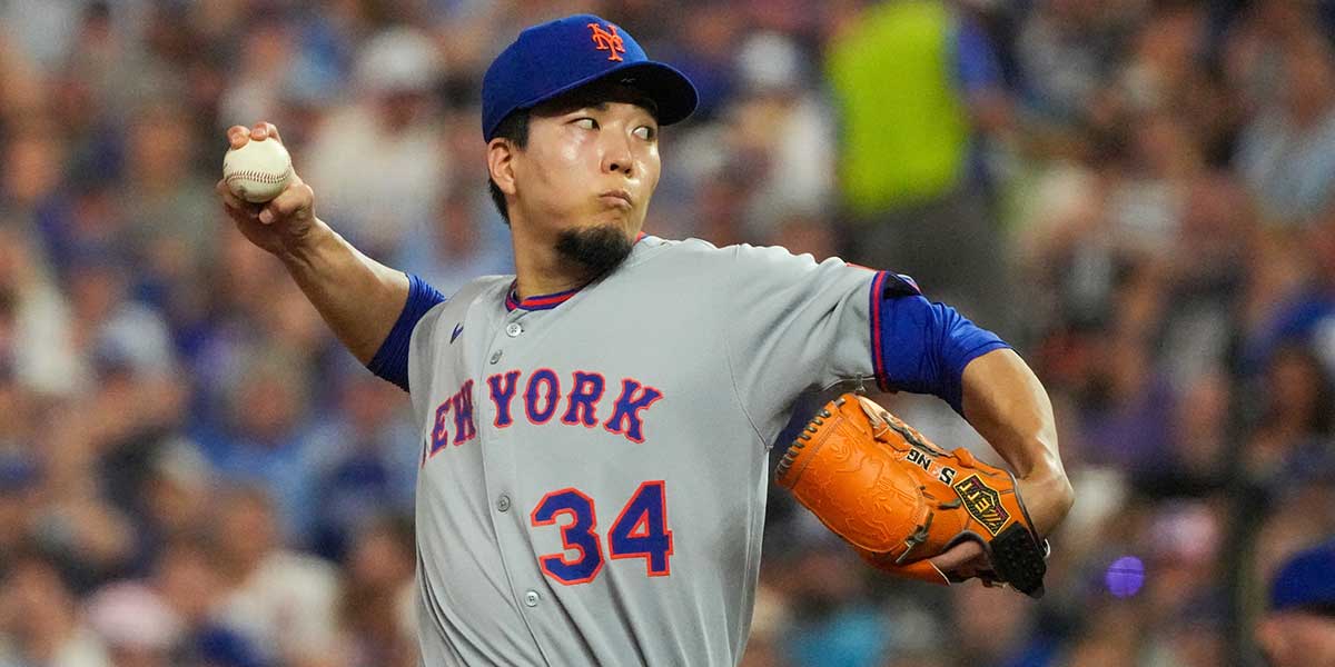 New York Mets starting pitcher Kodai Senga (34) delivers a pitch against the Kansas City Royals during the first inning at Kauffman Stadium.