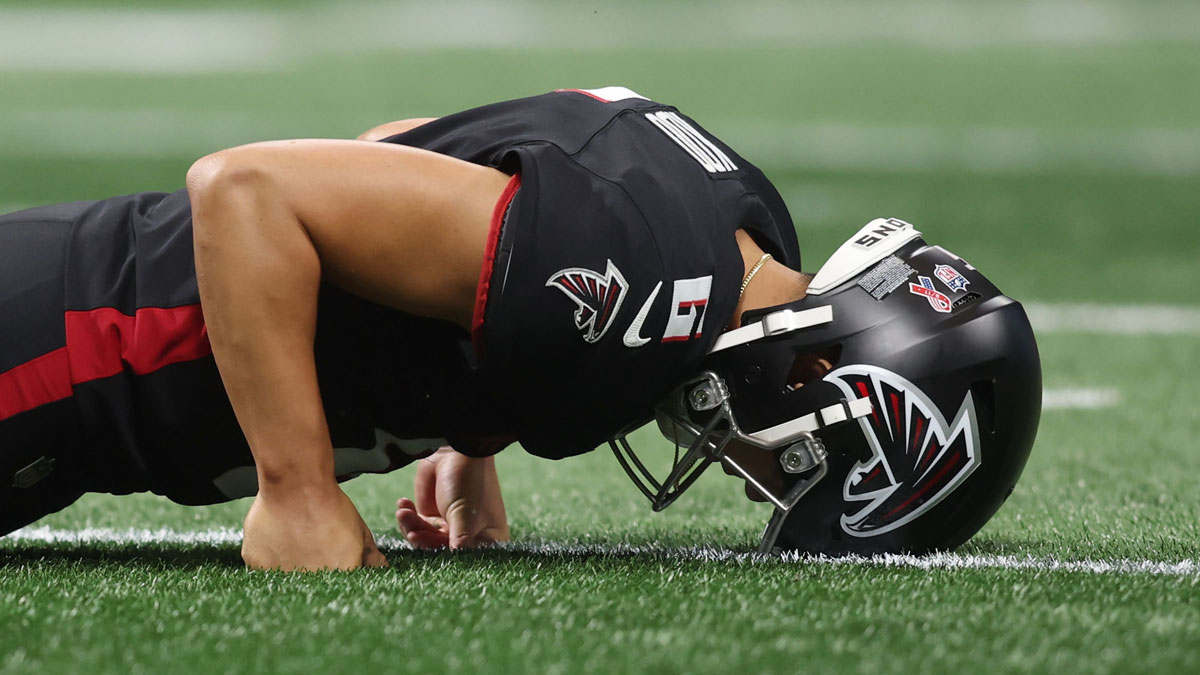 Atlanta Falcons place kicker Younghoe Koo (6) reacts after missing a field goal against the Tampa Bay Buccaneers during the fourth quarter at Mercedes-Benz Stadium.