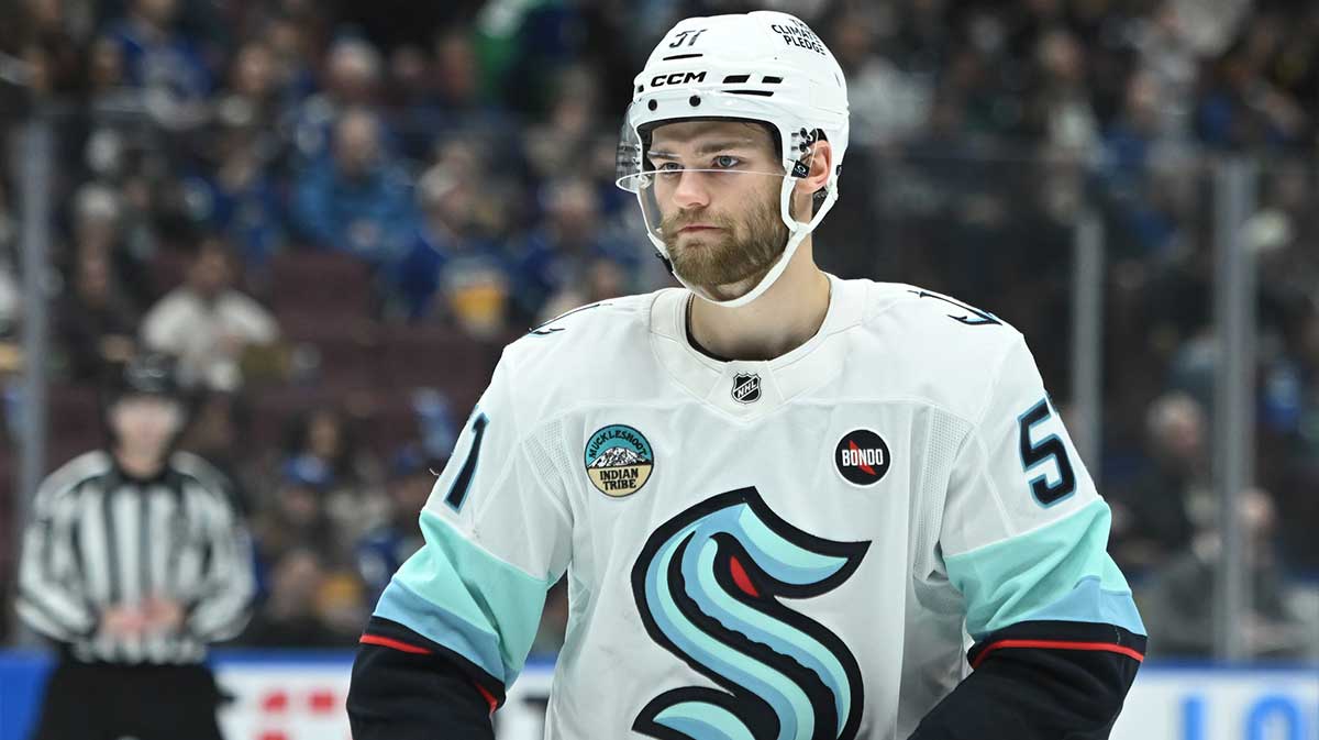 Kraken debut glow-in-the-dark third jersey