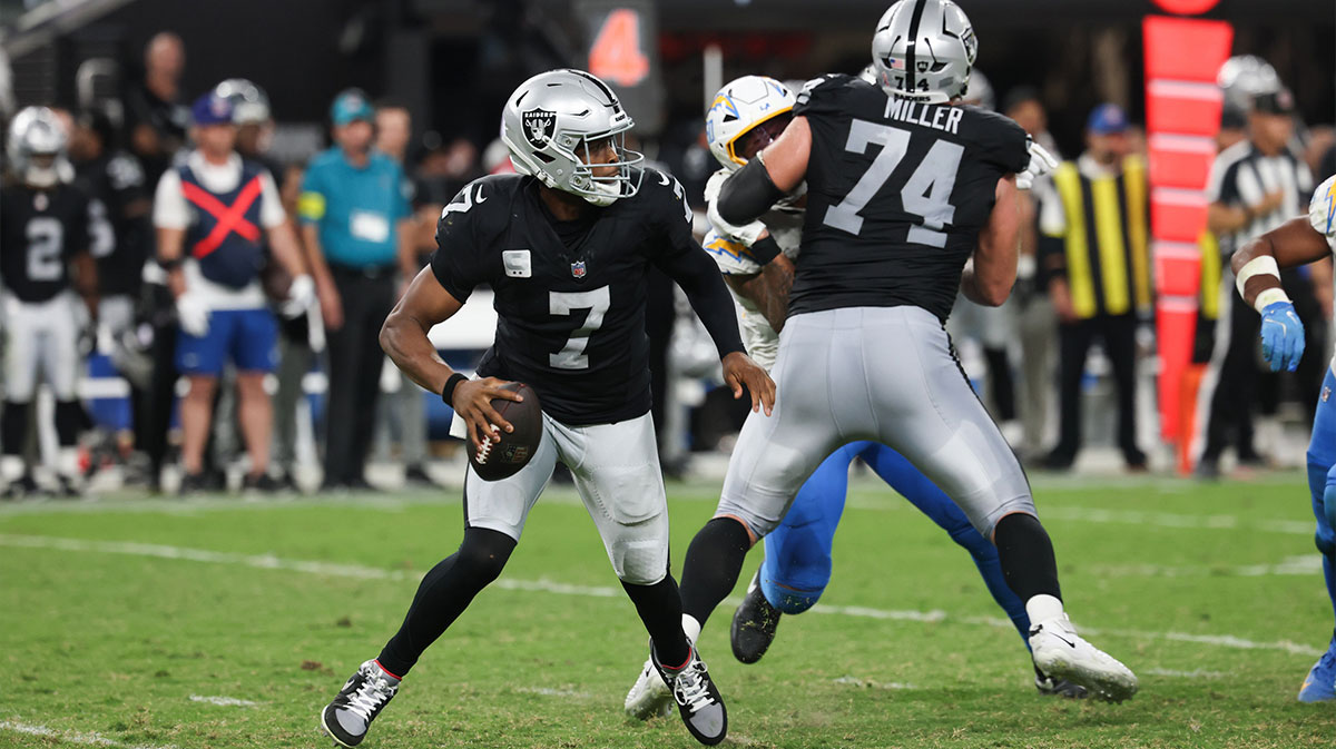 Las Vegas Raiders quarterback Geno Smith (7) looks to pass during the third quarter against the Los Angeles Chargers at Allegiant Stadium.