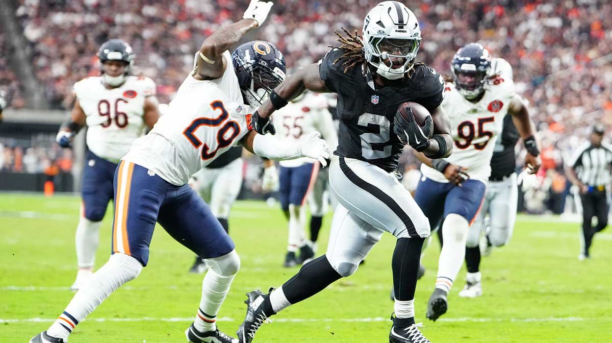 Las Vegas Raiders running back Ashton Jeanty (2) runs the ball for a touchdown during the second half against the Chicago Bears at Allegiant Stadium.
