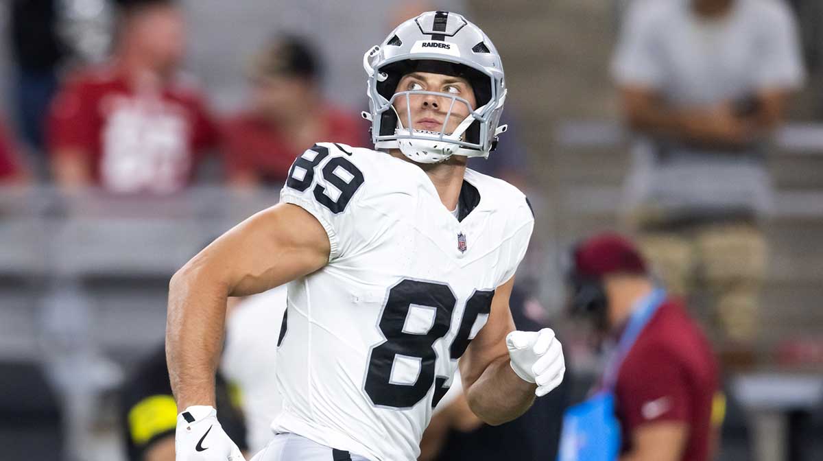 Las Vegas Raiders tight end Brock Bowers (89) against the Arizona Cardinals during a preseason NFL game at State Farm Stadium.