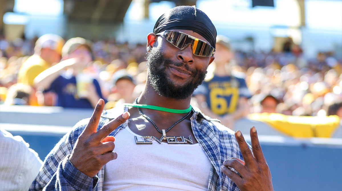 Former Pittsburgh Steeler football player Le'Veon Bell poses for a photo during the third quarter against the Robert Morris Colonials at Milan Puskar Stadium.