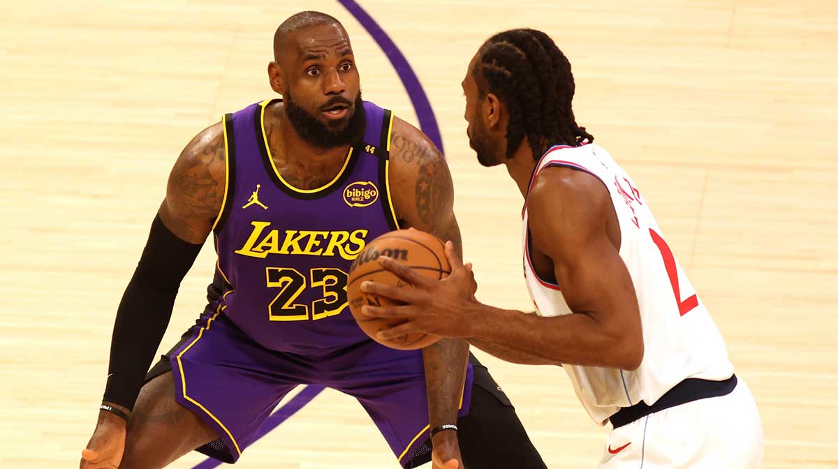 Los Angeles Lakers forward LeBron James (23) defends LA Clippers forward Kawhi Leonard (2) during the first quarter at Crypto.com Arena.