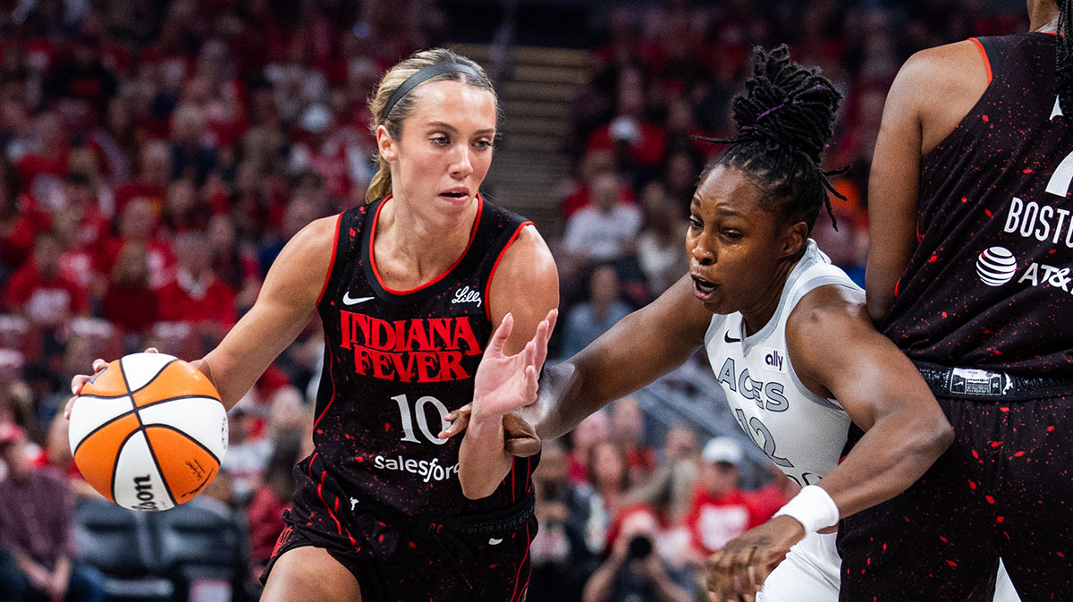 Indiana Fever guard Lexie Hull (10) dribbles the ball while Las Vegas Aces guard Chelsea Gray (12) defends during game three of the second round for the 2025 WNBA Playoffs at Gainbridge Fieldhouse.